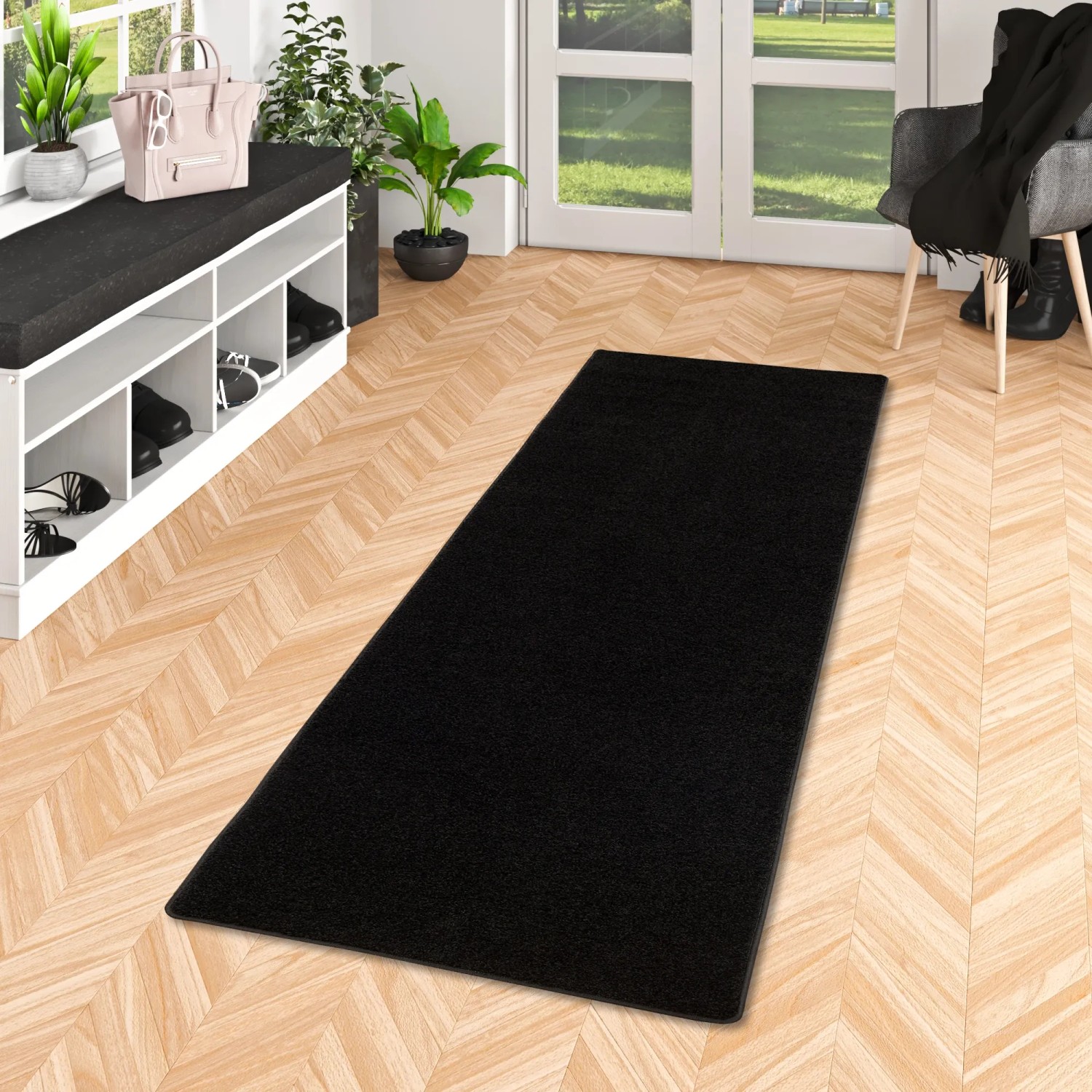 Schwarzer Snapstyle Hochflor Teppichläufer Cottage, 80x240cm, auf hellem Holzboden.