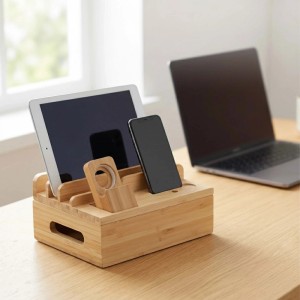 Natürliche Bambus Ladestation für Tablet, Smartphone und Smartwatch. Praktischer Organizer mit Kabelführung auf Holzschreibtisch.