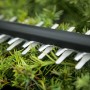 Detailaufnahme der Messer einer Bosch Akku-Heckenschere Universal Hedge Cut 18-55.