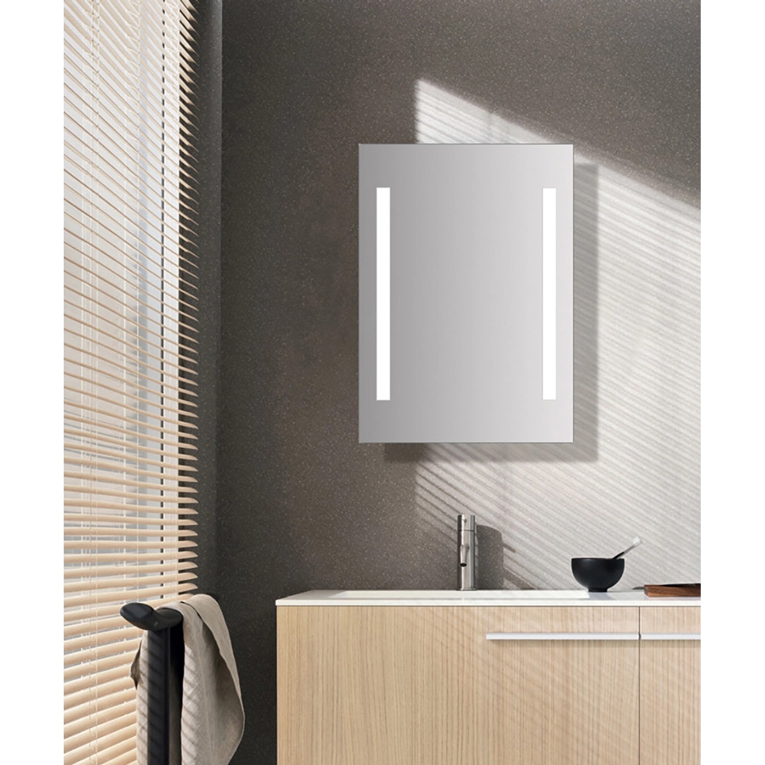 DSK Design LED-Lichtspiegel Silver Beam, 50x70 cm, mit seitlicher LED-Beleuchtung.