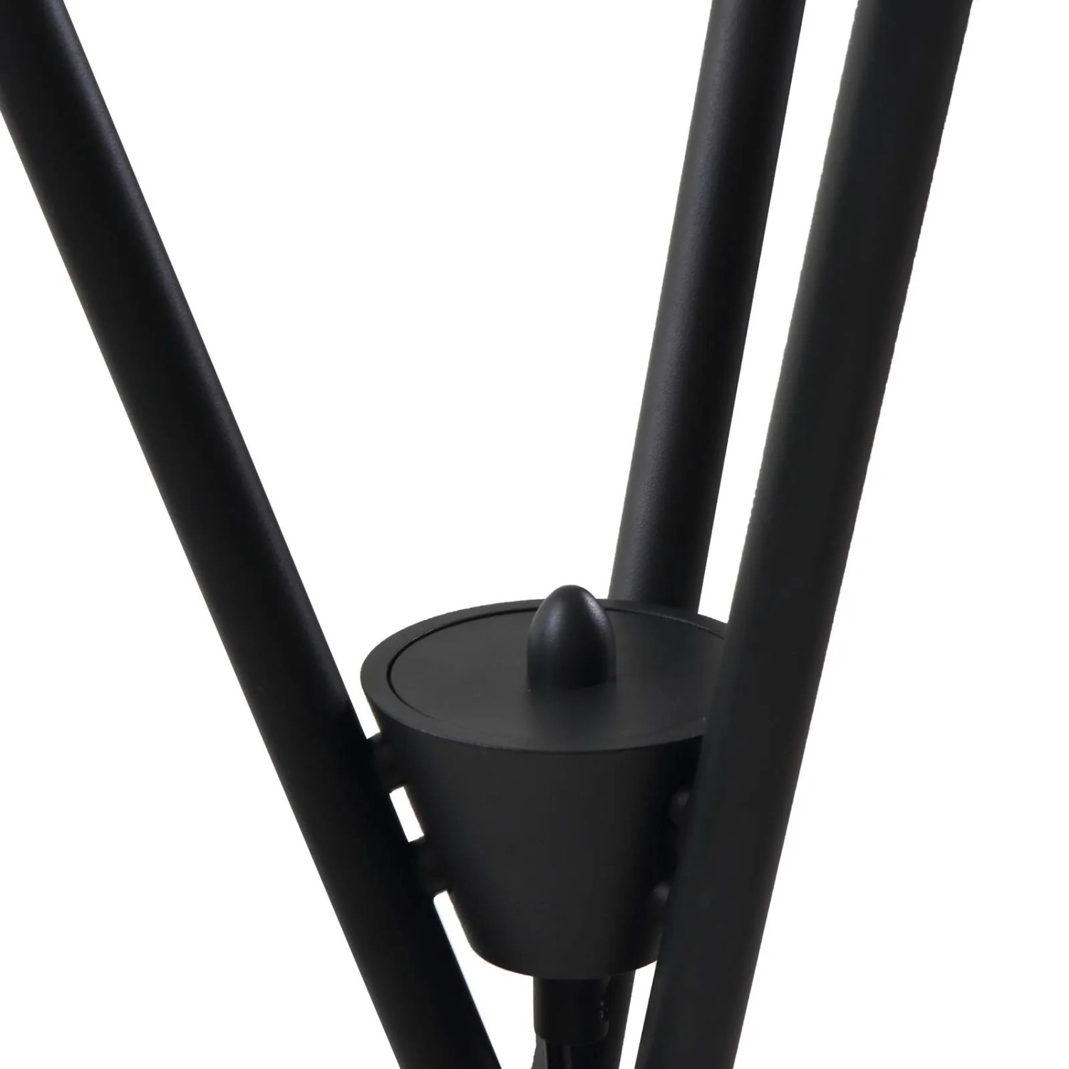 Detailaufnahme der schwarzen Lucande Visata Dreibein-Stehlampe aus Metall.