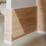 Raumansicht mit Egger Faltleiste Decowall FL201 in Weiß als Wandabschluss.