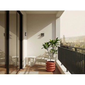 Vente-unique Lumoza Übertopf 32 cm in Terracotta mit geripptem Design auf einem Balkon. Ideal für Pflanzen.