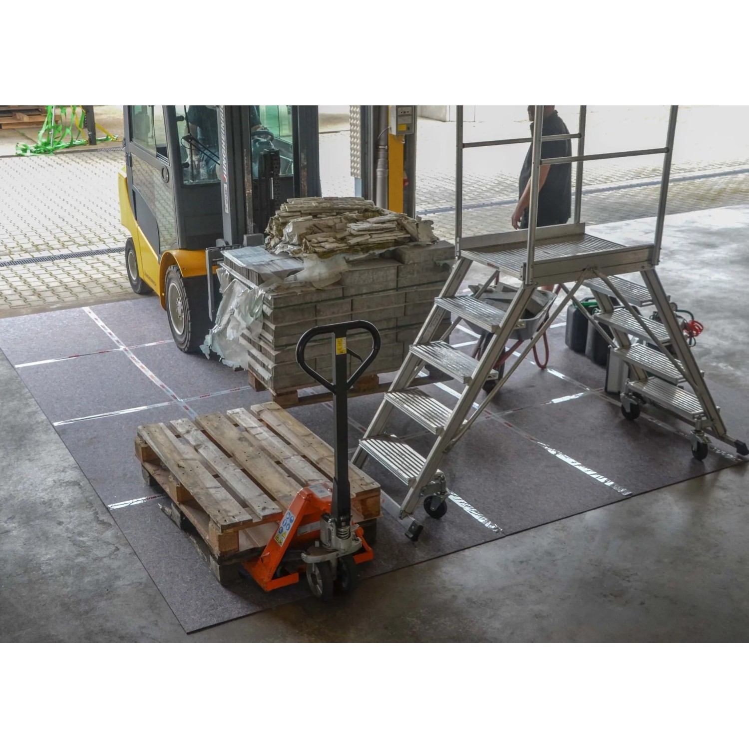 Scorprotect Vliesfaserplatten schützen Boden bei Bauarbeiten vor Gabelstapler, Leiter und Paletten.
