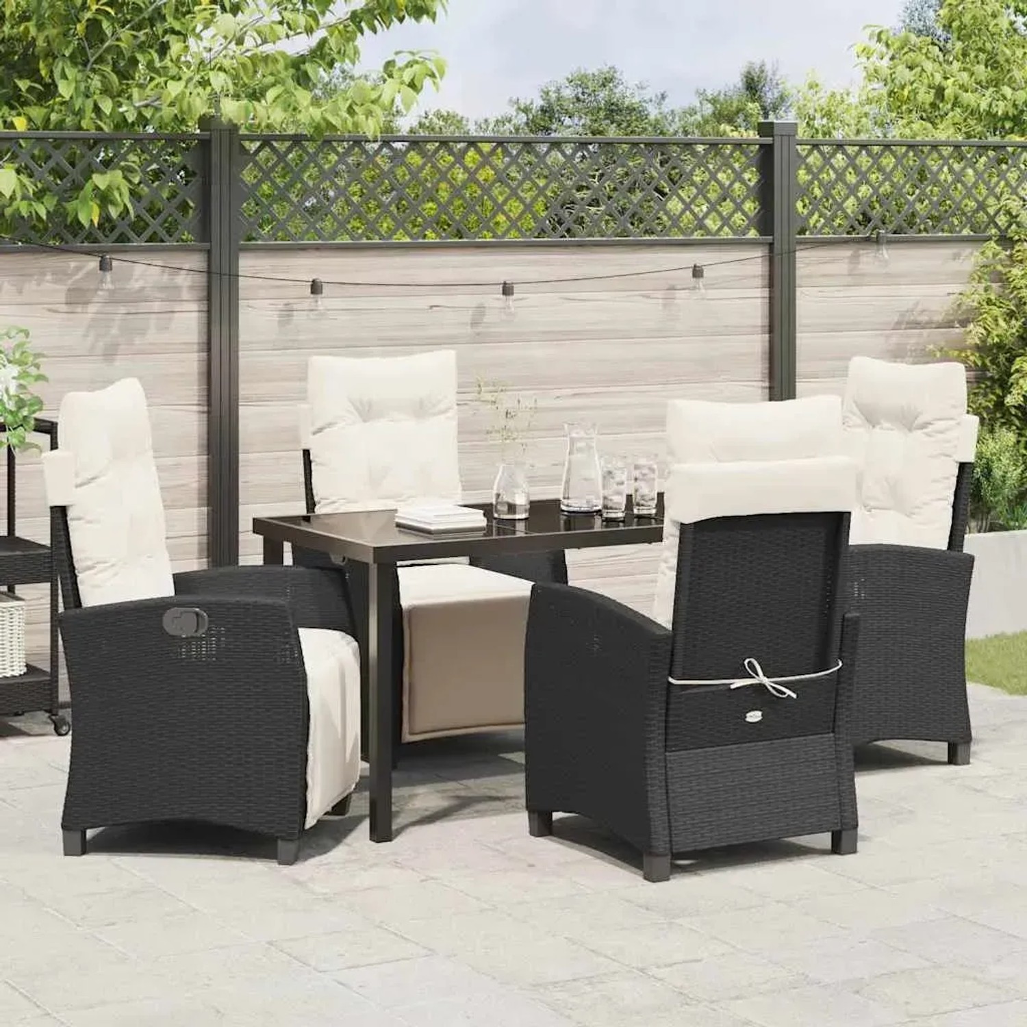 Schwarze 5-teilige Garten Essgruppe aus Poly Rattan mit Tisch und Stühlen.
