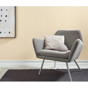 Beige Vliestapete von Erismann, Design Guido Maria Kretschmer, im Raum mit Sessel und Deko.