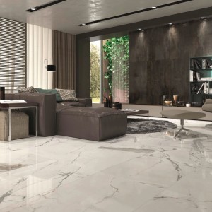 Heller Wohnraum mit Bodenfliese Statuario Classic Feinsteinzeug in Marmoroptik, poliert, 60x60 cm.