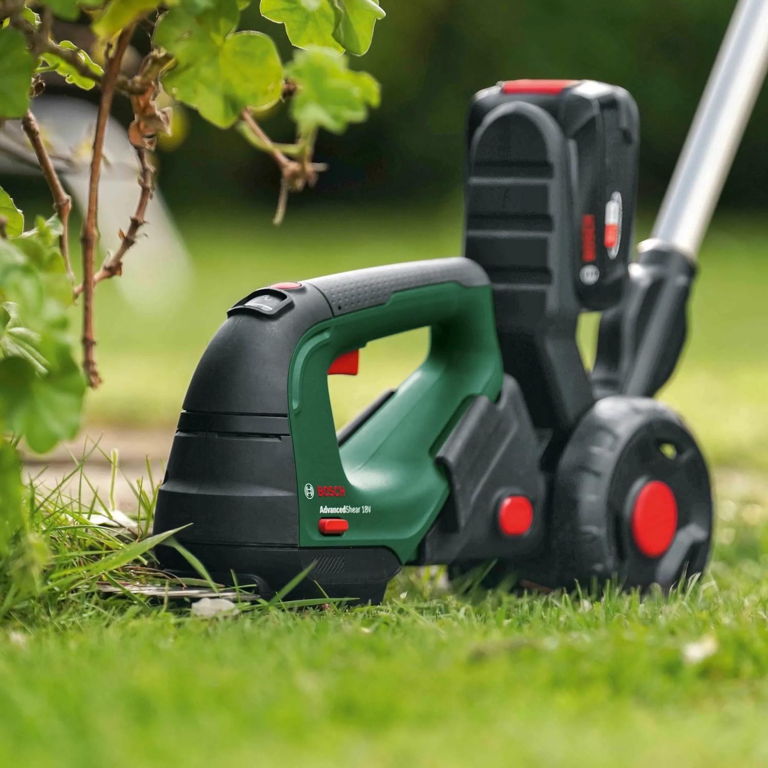 Bosch Verlängerung für Akku-Grasschere AdvancedShear 18V-10 im Einsatz auf Rasen.
