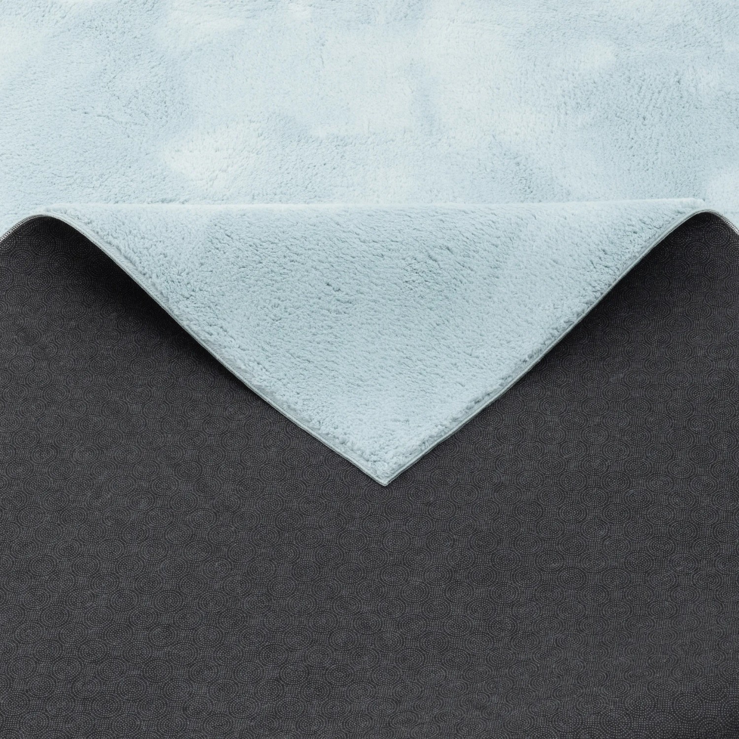 Pergamon Luxus Fellteppich Pearl Blau (80x150cm), weicher Flor, graue Rückseite.