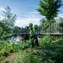 Mann arbeitet mit Metabo Freischneider-Aufsatz MA-FS 40 im Garten.