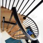 Minka Spindeltreppe Spiral Effect, Buche schwarz, Ø 120cm. Blick von oben auf die Innentreppe.
