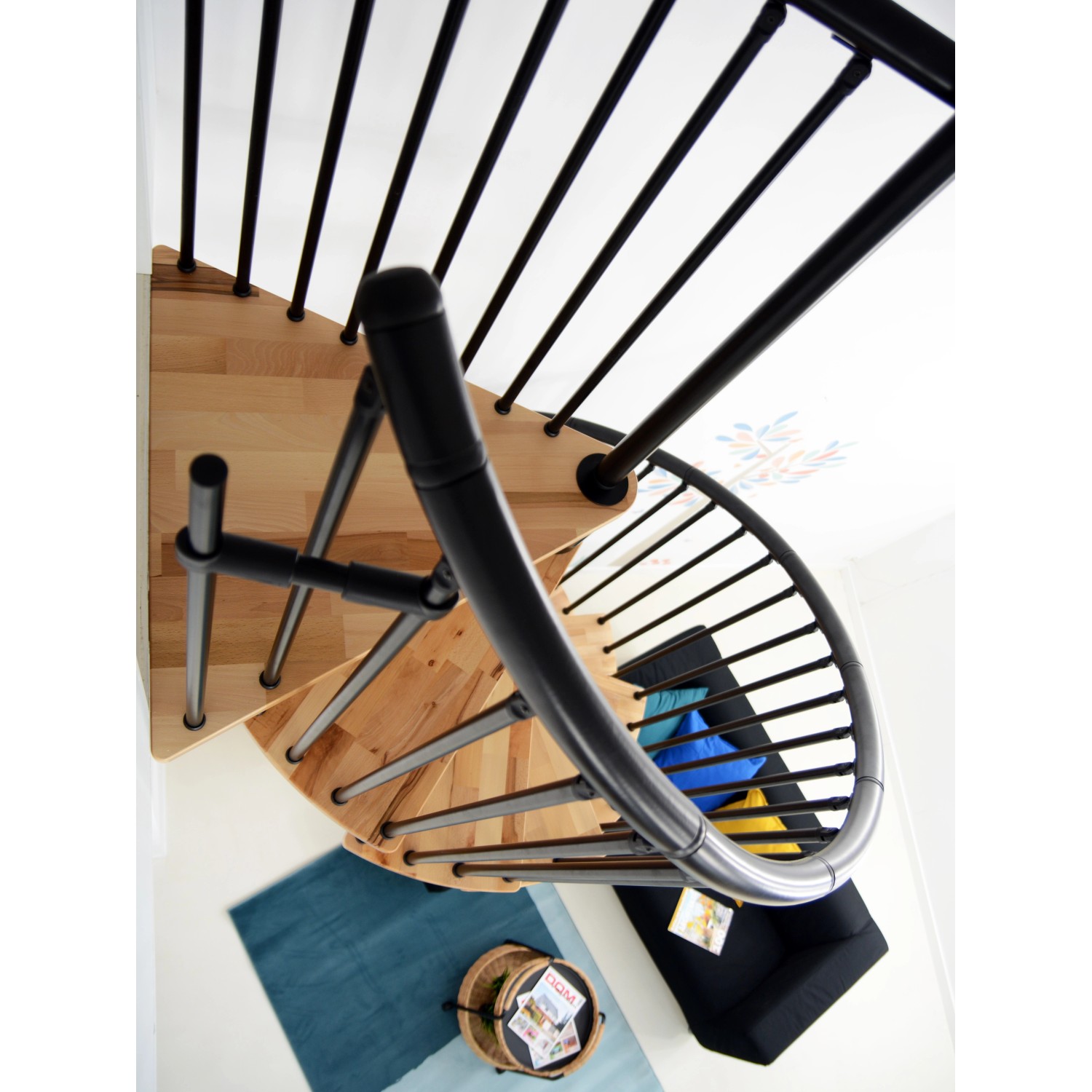 Minka Spindeltreppe Spiral Effect, Buche schwarz, Ø 120cm. Blick von oben auf die Innentreppe.