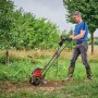 Einhell Elektro-Bodenhacke GC-RT 1545 M im Einsatz zur Bodenbearbeitung im Garten.