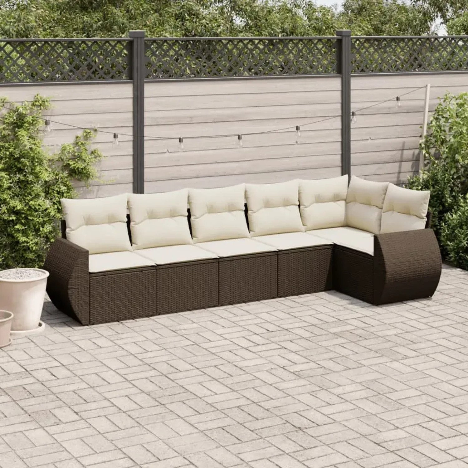 Braune 6-tlg. vidaXL Garten-Sofagarnitur aus Rattan mit cremefarbenen Kissen.