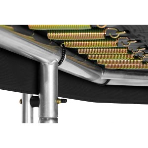 Detailaufnahme: Rahmen, Federn und Schutzrand des schwarzen Salta Trampolin Combo 214x153 cm.
