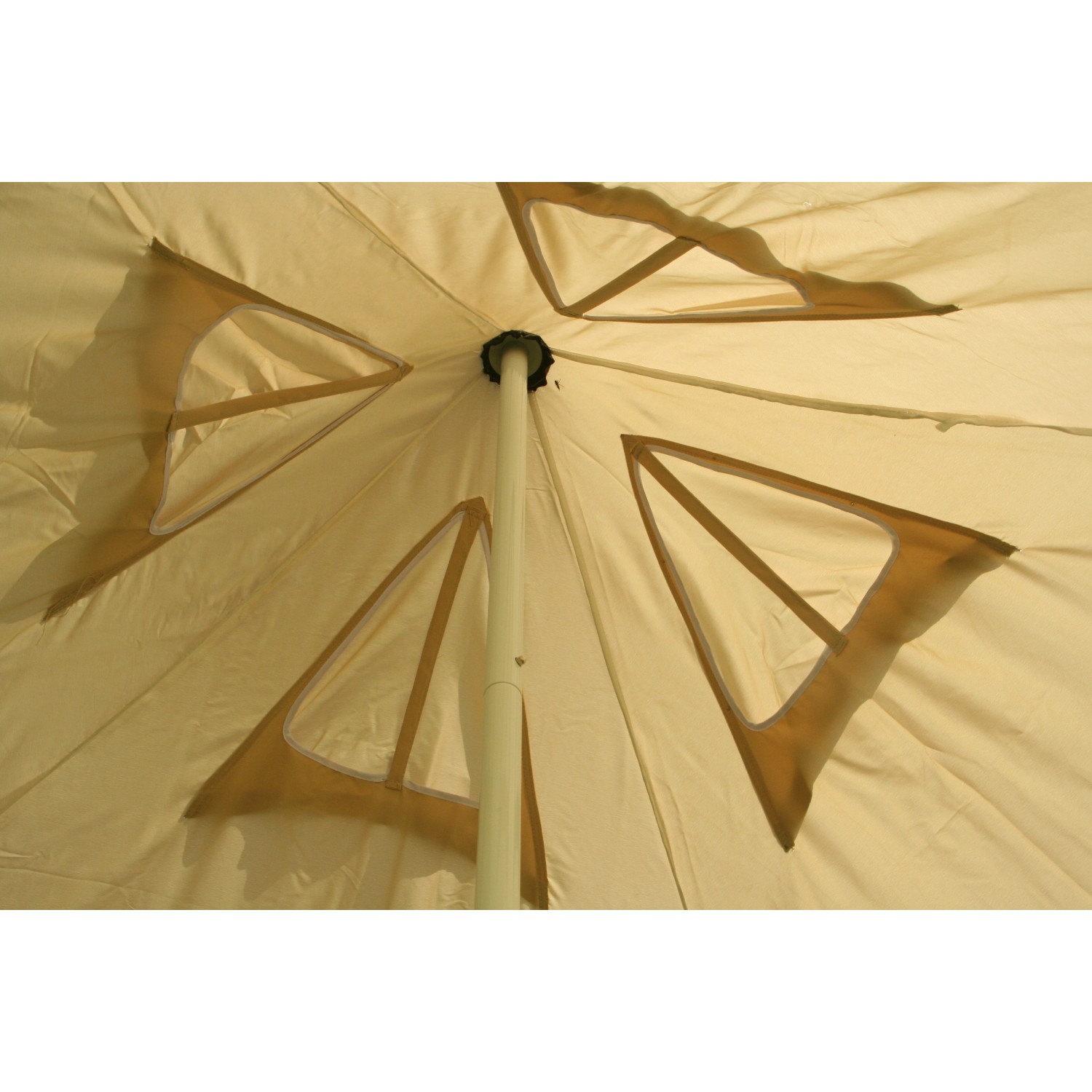 Floracord Camping Sonnensegel Pyramide, sandfarben, 400x400 cm, Innenansicht mit Windtunnel.