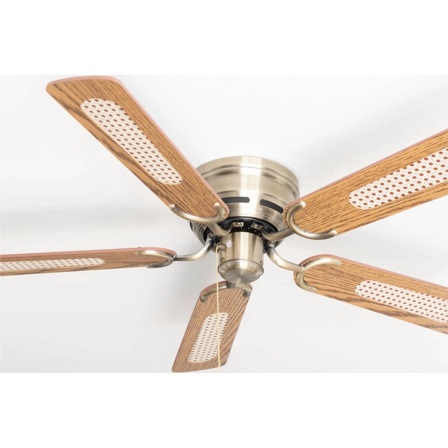 Extra flacher Deckenventilator Pepeo Kisa Deluxe, Messing Antik mit Eiche/Walnuss Flügeln.