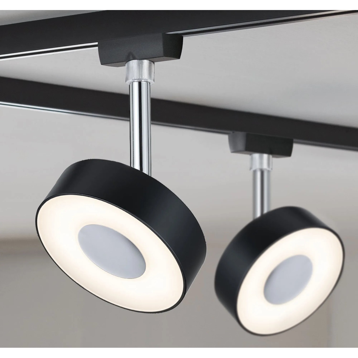 URail Schienensystem: Schwarzer Circle LED Spot mit Chrom-Details, warmweißes Licht.