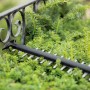 Bosch Akku-Heckenschere Universal Hedge Cut 18-55 im Einsatz an einer Hecke.