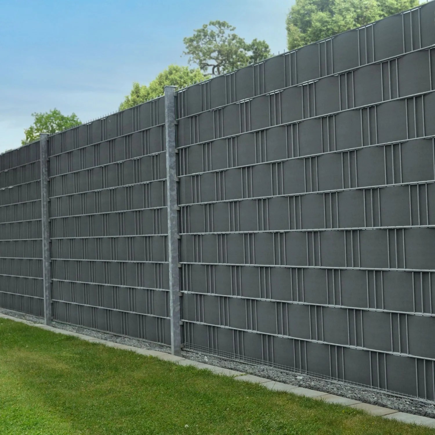 Anthrazitfarbene Juskys PVC Sichtschutzstreifen im 4er Set für einen blickdichten Zaun.