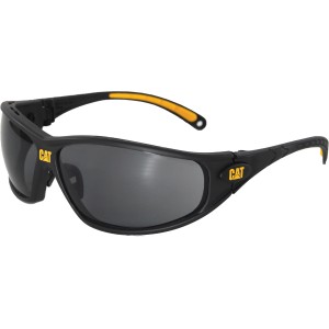 Cat Sonnen- und Schutzbrille Tread, dunkel, mit ergonomischem, schwarzem Rahmen und grauen Gläsern.
