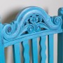 Detailaufnahme eines petrolfarbenen Stuhls mit Kreidefarbe von Rust-Oleum und geschnitztem Dekor.