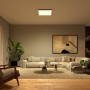 Philips Hue Surimu Panel, 60x60 cm, in Wohnraumdecke montiert, warmweißes Licht.