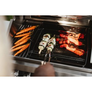 Enders Grillplatte Plancha M Schwarz mit Gemüse und Spießen auf Grill. Grillutensil für Enders Grills.