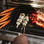 Enders Grillplatte Plancha M Schwarz mit Gemüse und Spießen auf Grill. Grillutensil für Enders Grills.