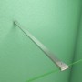 Detailaufnahme: Stabilisierungsstange der Walk-In Dusche, Chromoptik.