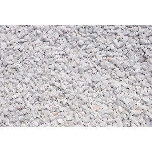 Nahaufnahme von weißem Marmorsplitt Carrara, Körnung 9-12 mm, als Zierkies für den Garten.