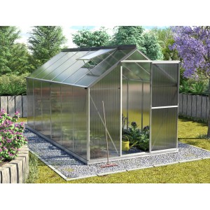 Vitavia Gewächshaus Triton 7500 mit Alu-Rahmen, Hohlkammerplatten und Fundament auf Kiesbett im Garten.