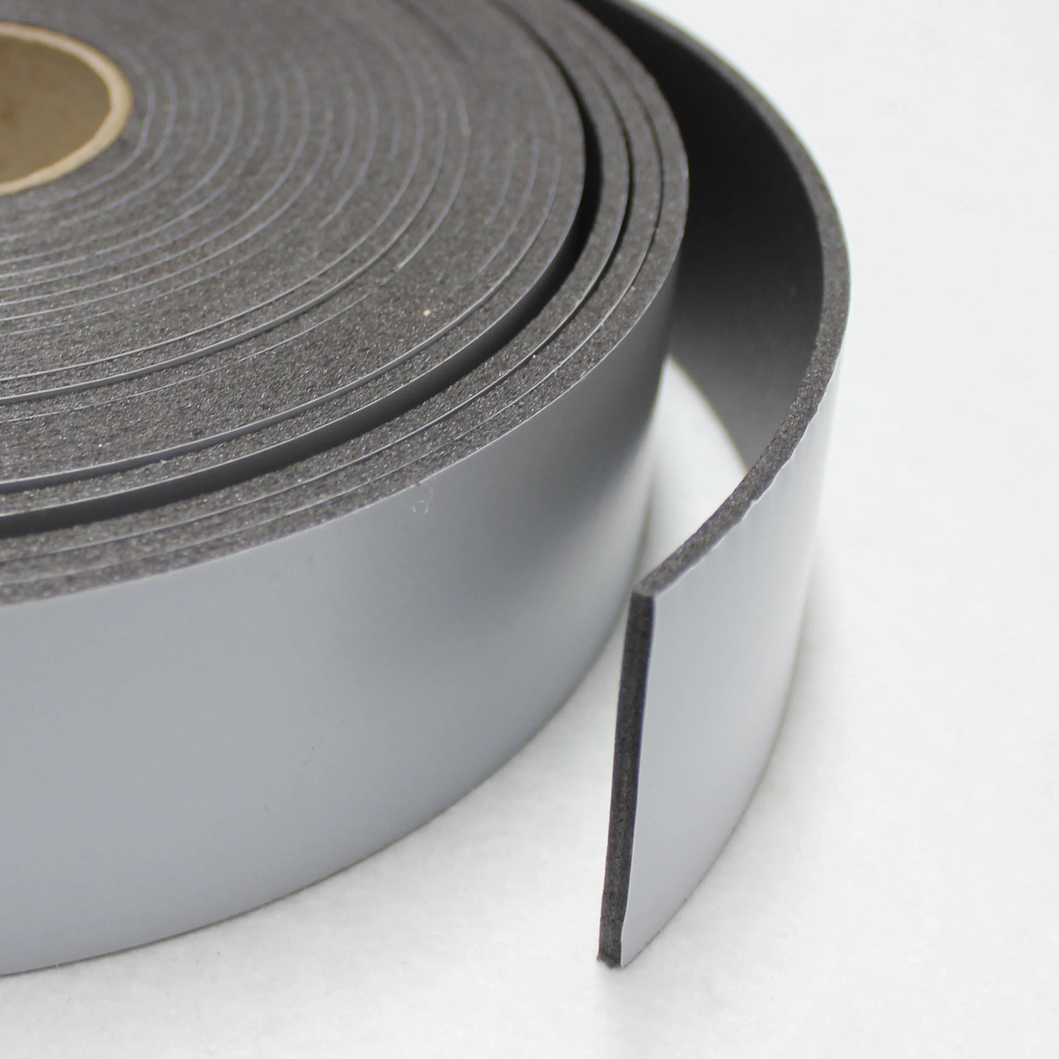 Climapor Isotape selbstklebend, Rolle mit grauem Isolierband für Heizungsinstallation.