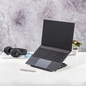Hama Laptop-Stand Rotation 360° mit Notebook, Kopfhörer und Stift auf einem Schreibtisch.