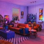 Modernes Wohnzimmer, beleuchtet von Philips Smart-LED-Leuchtmitteln. Dynamisches, farbiges Licht schafft eine gemütliche Atmosphäre.