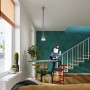 Graue Sollux Lighting Hängeleuchte Diego 1 im modernen Wohnraum mit Treppe und farbigen Stühlen.