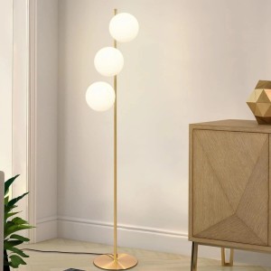 Moderne goldene Stehlampe mit 3 weißen Glaskugeln für Wohnzimmer. E27 Design Innenleuchte aus Metall.