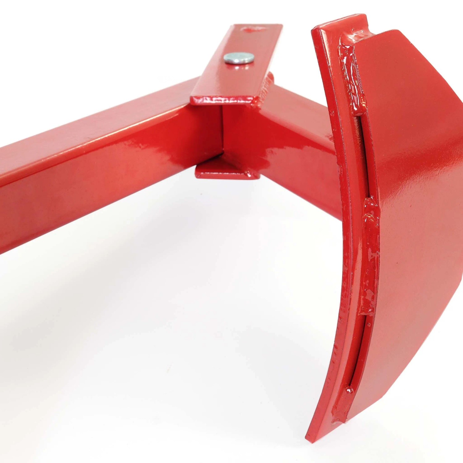 Rote Hebeklemme aus Stahl für Fässer. Detail des robusten Greifmechanismus der Fasszange.