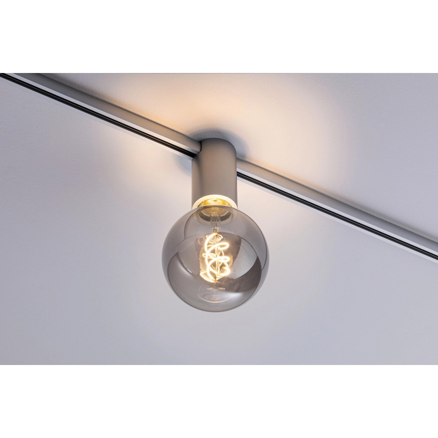 Paulmann URail Spot Ceiling Socket, Chrom matt, mit grauer E27 Filament Lampe im Schienensystem.