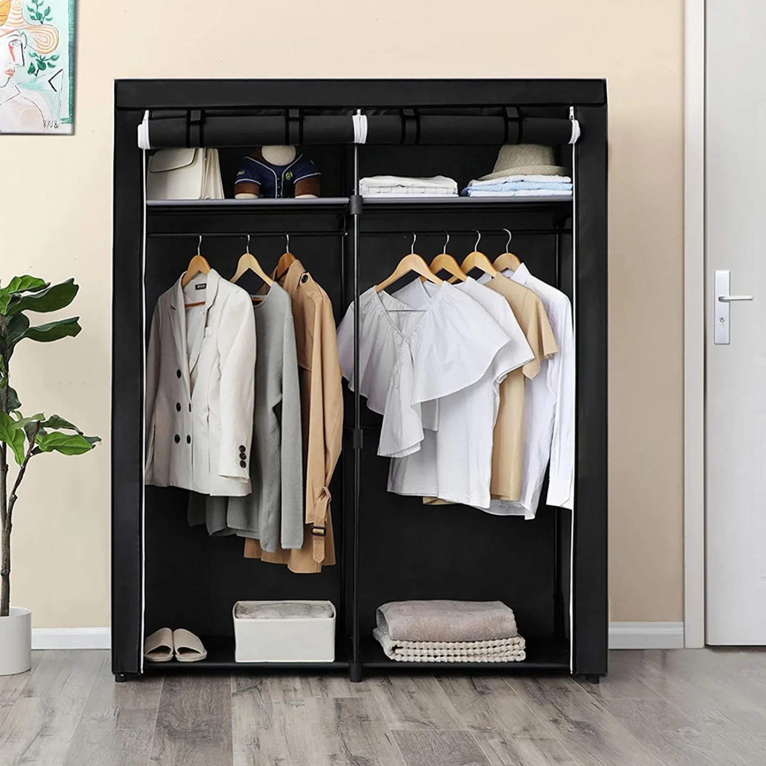 Schwarzer Songmics Stoffschrank (140x43x174 cm) mit Kleidung und Ablagen.