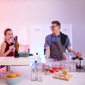 Mann an Theke mit Relaxdays Gläserspülbürste Schwarz-Weiß. Viele Gläser, Flaschen. Küchenausstattung für Bar & Party.