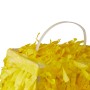 Nahaufnahme einer gelben Pinata aus Papier mit Fransen und weißer Aufhängeschlaufe für Partys.