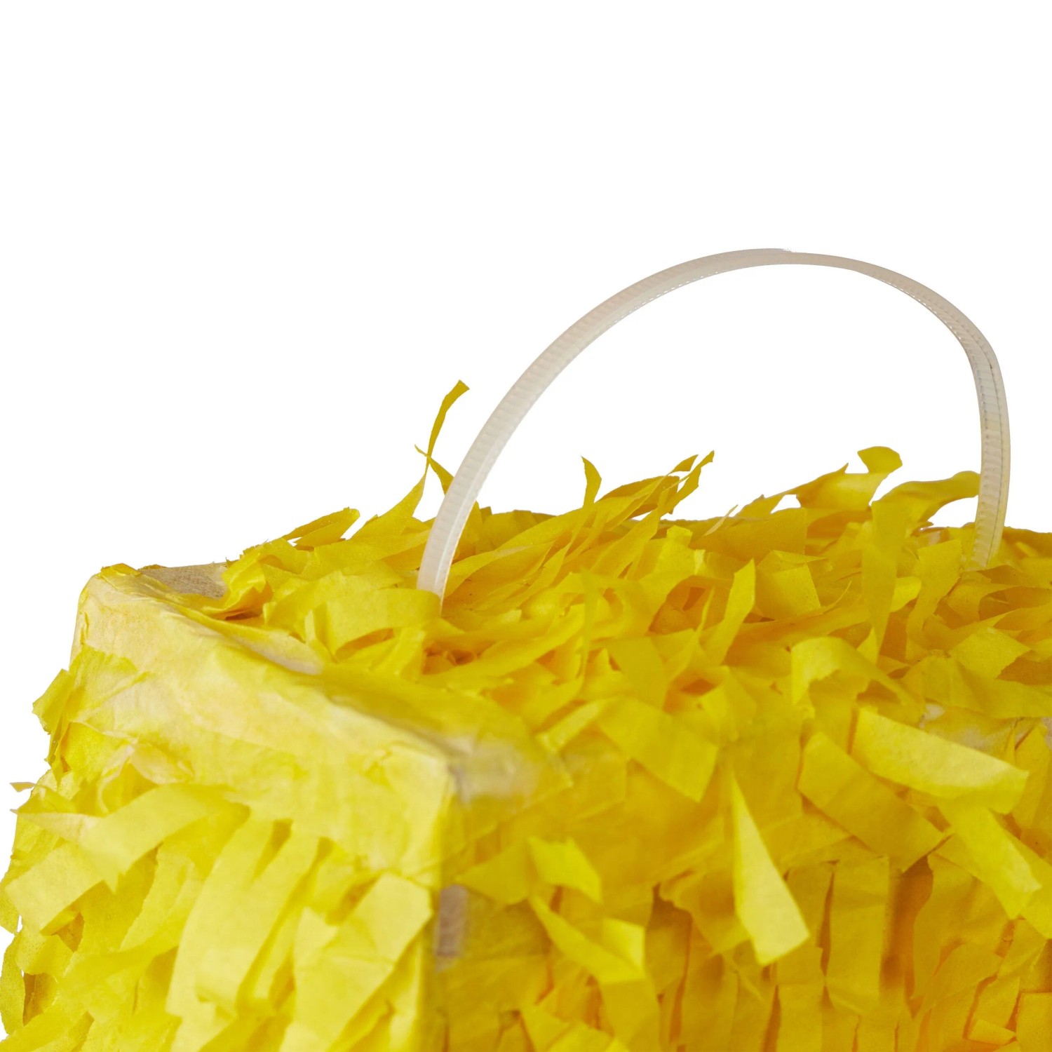 Nahaufnahme einer gelben Pinata aus Papier mit Fransen und weißer Aufhängeschlaufe für Partys.