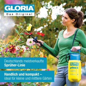 Frau nutzt Gloria Drucksprüher Prima 3 zur Pflanzenpflege im Garten.