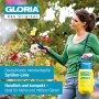 Frau nutzt Gloria Drucksprüher Prima 3 zur Pflanzenpflege im Garten.