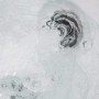 Nahaufnahme einer Massagedüse im Home Deluxe Outdoor Whirlpool White Marble Plus.