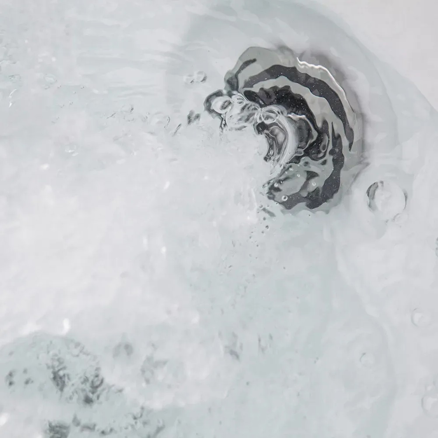 Nahaufnahme einer Massagedüse im Home Deluxe Outdoor Whirlpool White Marble Plus.