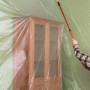 Anwendungsbeispiel: Transparente LUX Abdeckfolie schützt Möbel und Wände beim Malern.