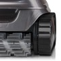 Detailaufnahme: Grauer Zodiac Akku-Poolroboter CNX-Li 5220 iQ mit Raupenantrieb.