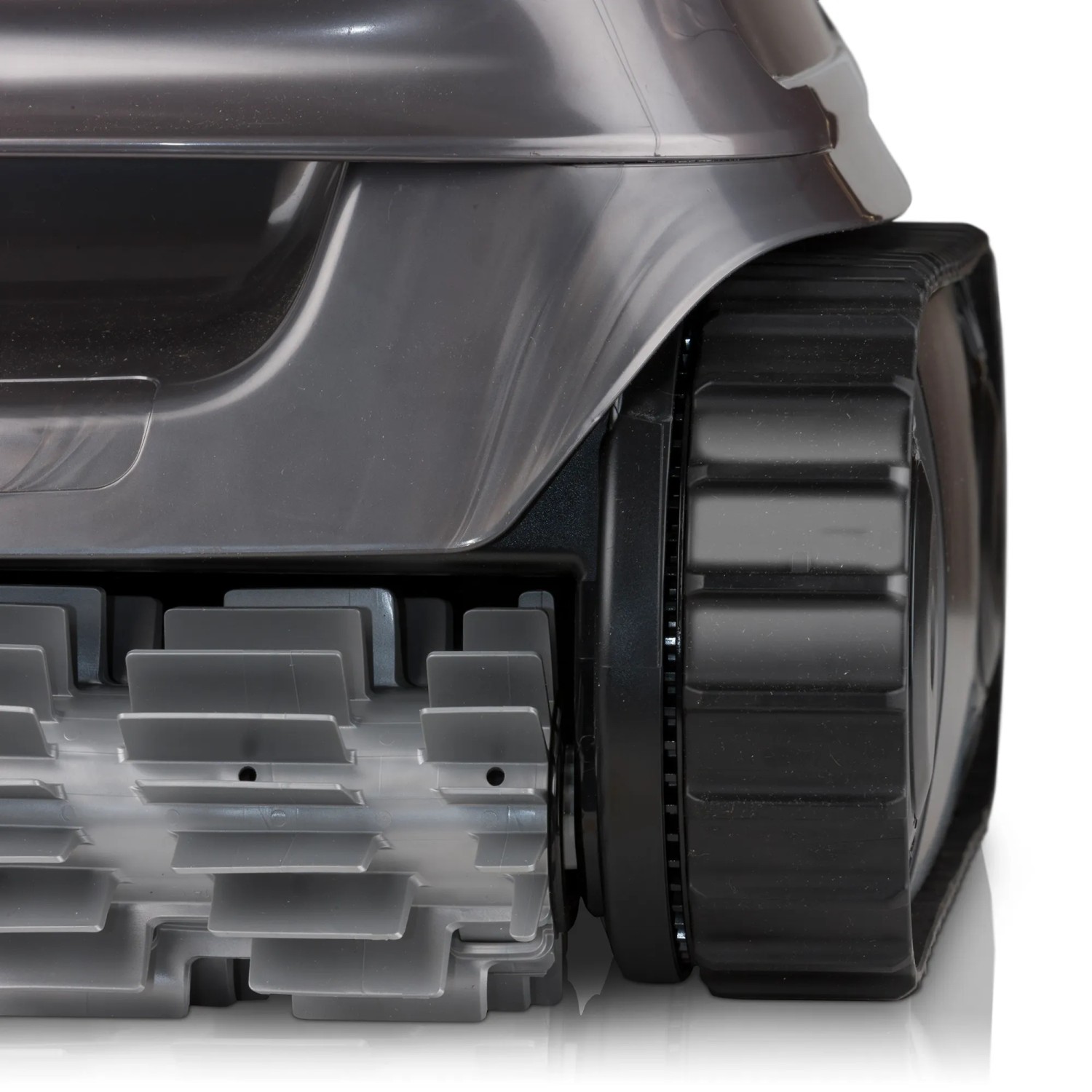 Detailaufnahme: Grauer Zodiac Akku-Poolroboter CNX-Li 5220 iQ mit Raupenantrieb.